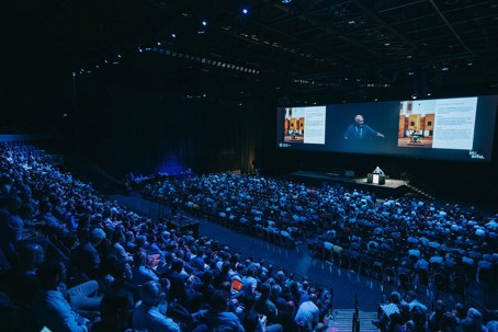 Jo Noero presents his talk.