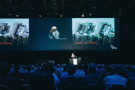Reinier de Graaf delivers the public lecture.