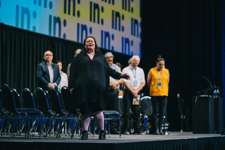 Elisapeta Heta welcomes the manuhiri to the pōwhiri.