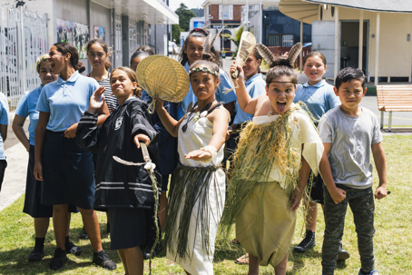 Tamariki from Kaikohe Intermediate participating in an ĀKAU papamahi (workshop) to develop ideas for an online pūrākau about Nukutawhiti, 2020