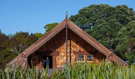 Ngākau Māhaki, a carved meeting house

